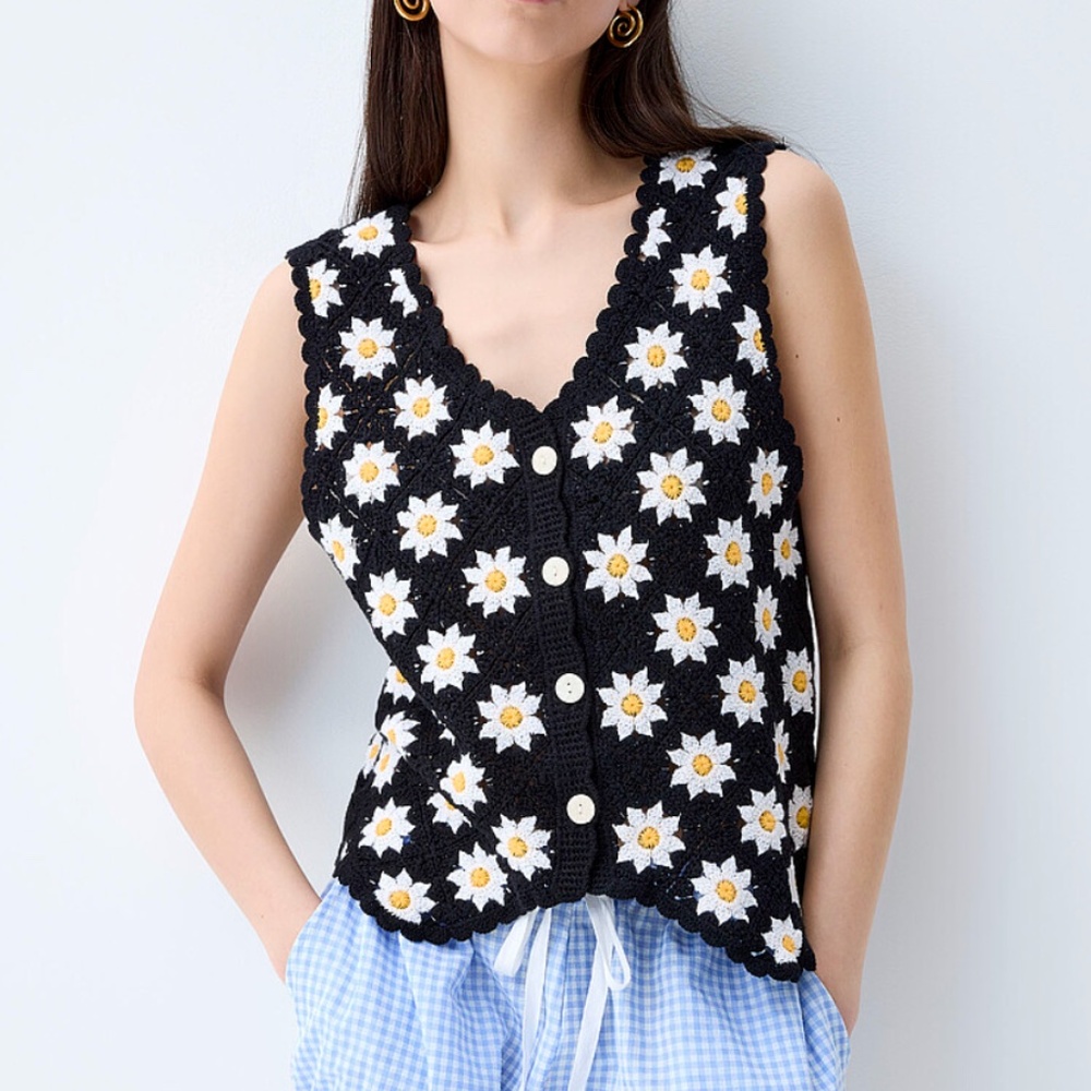 In april Paris 1986 boho daisies crochet vest NWT